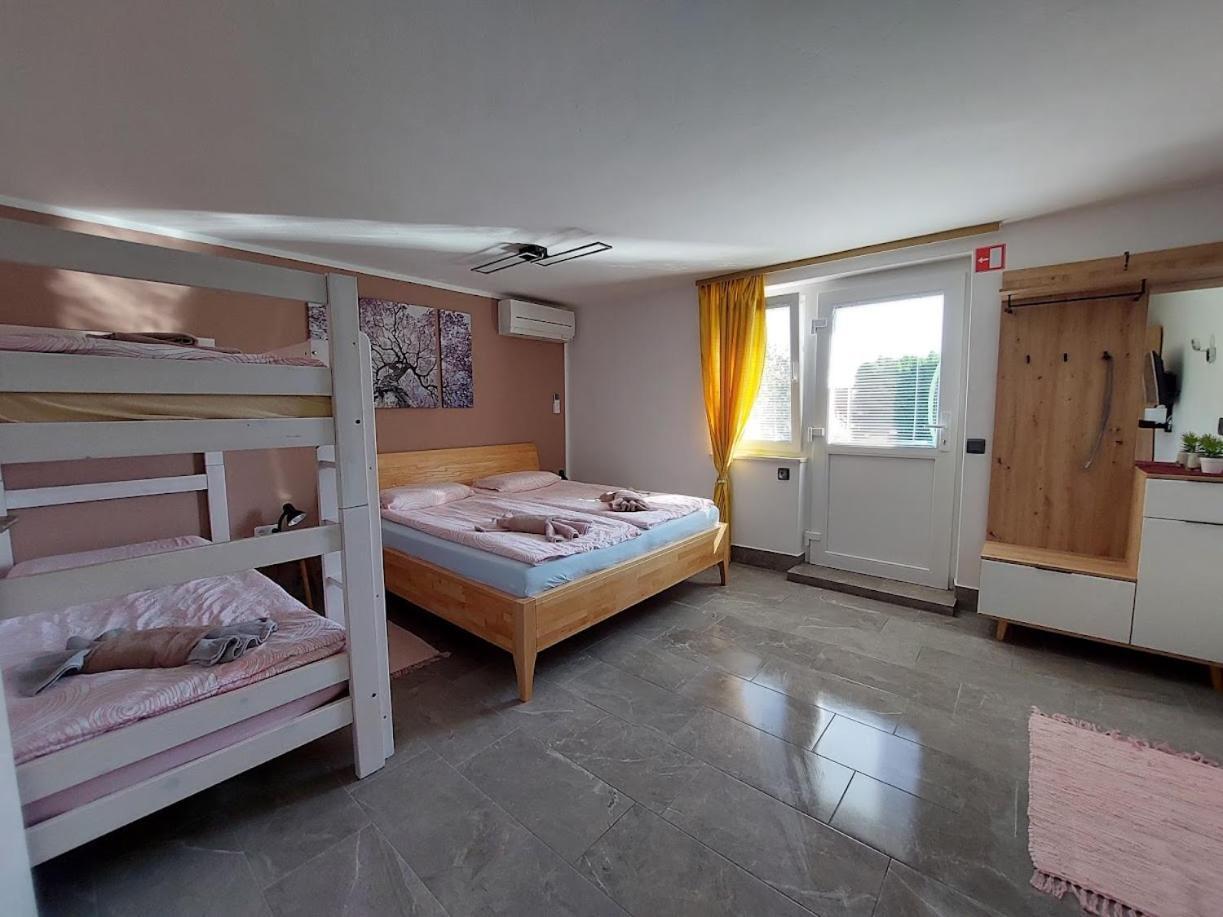 Apartma Zirovnik 戈雷尼斯卡地区采尔克列 外观 照片